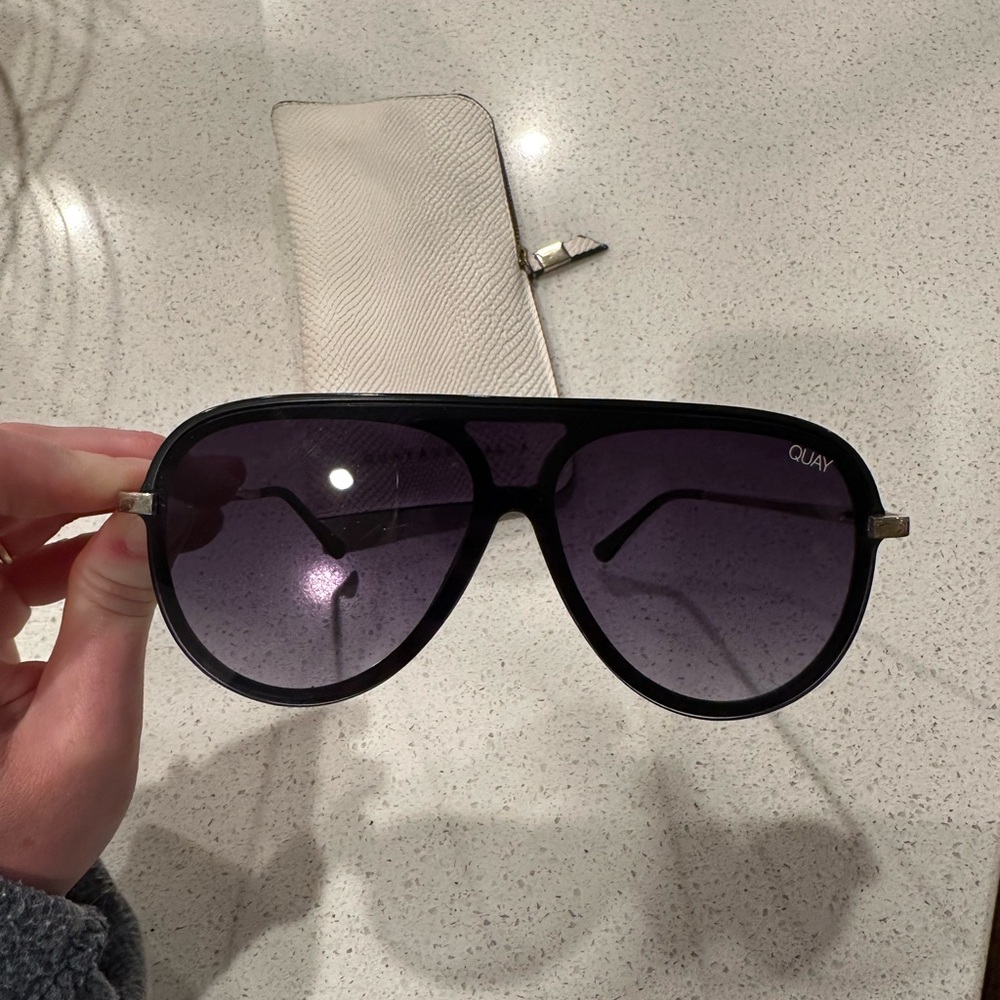 Quay Australia Black Sunglasses with Cream Case - Picture 3 of 6